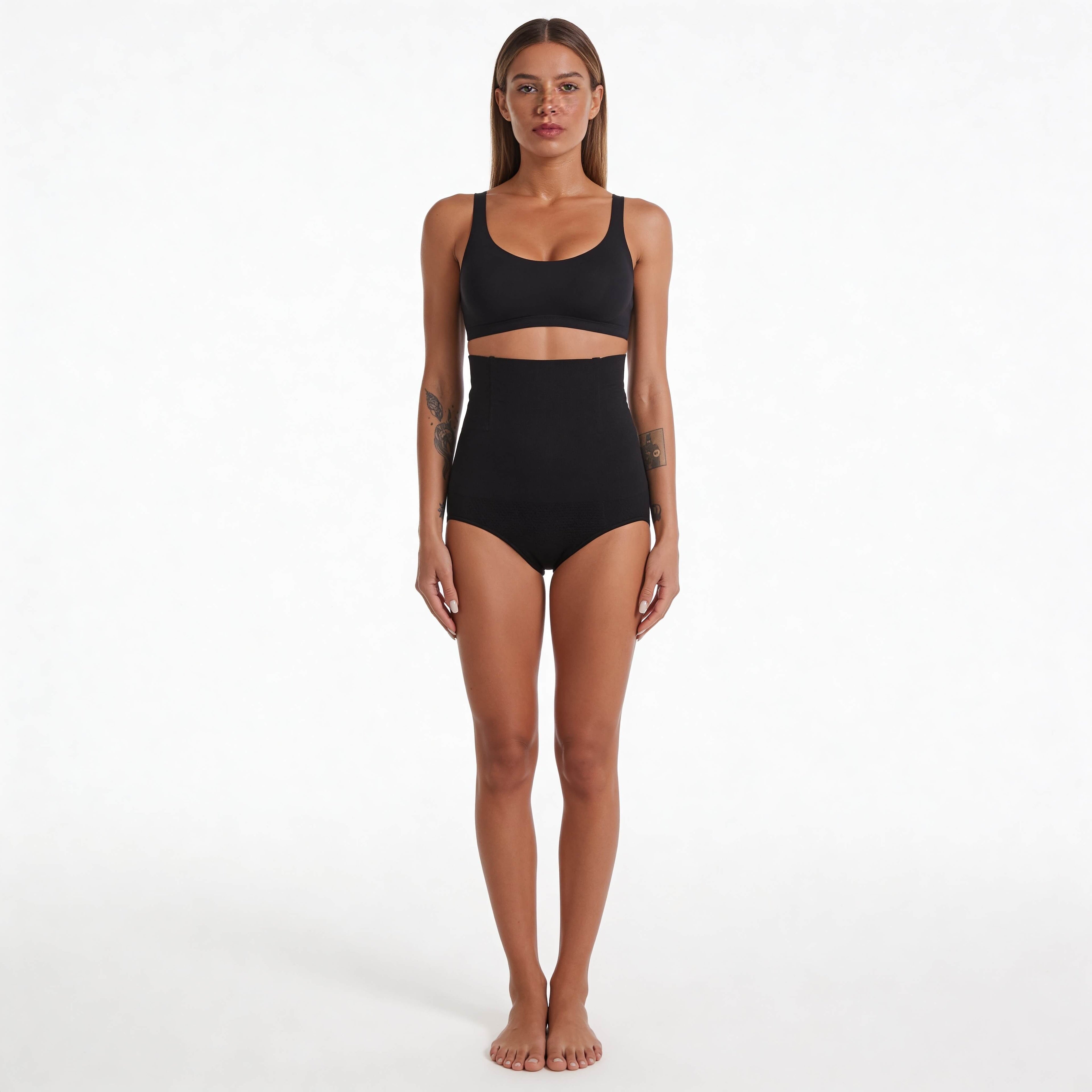 culotte-gainante-noir-mannequin-debout